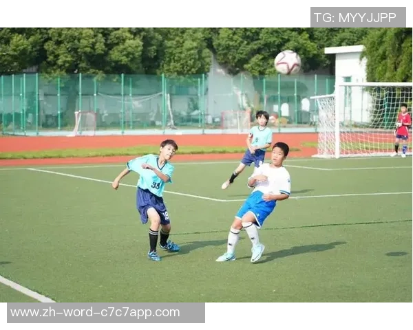 男童学足球的快乐成长之路:培养团队精神与运动技能的完美结合 男童学足球的快乐成长之路:培养团队精神与运动技能的完美结合