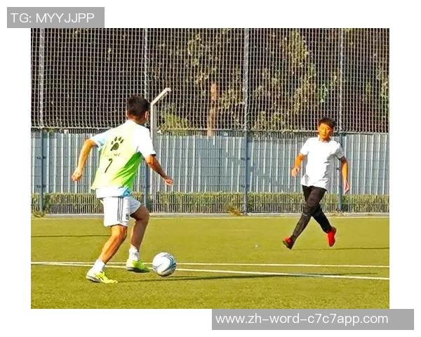 温暖双手助力球场激情御寒手套足球带来的冬季运动新体验 温暖双手助力球场激情御寒手套足球带来的冬季运动新体验